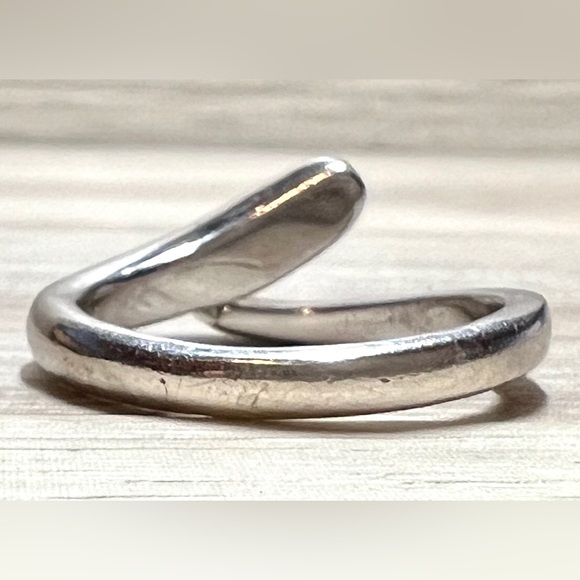 Vintage Designer HD/N Sterling Silver Diamond Bypass Band Ring, Size 6, 4g - Picture 3 of 10